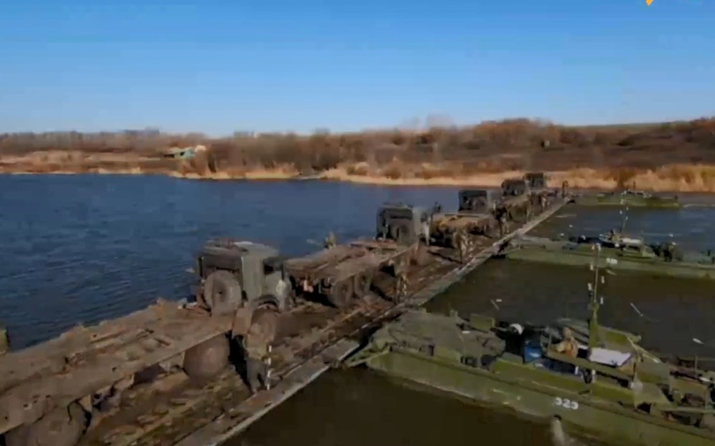 Cận cảnh công binh Nga triển khai cầu phao vượt sông trên chiến trường Ukraine